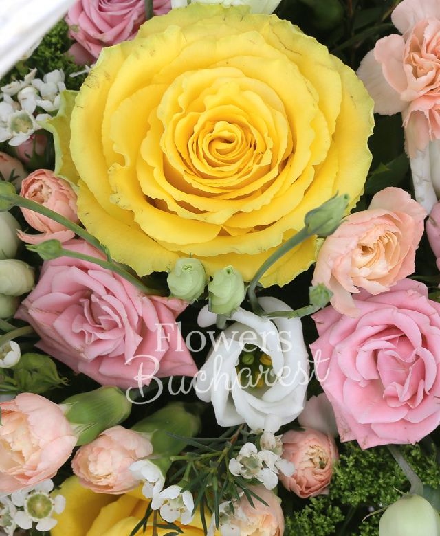 4 trandafiri galbeni, 4 lisianthus roz, 4 miniroze roz, 2 lisianthus alb, 2 waxflower alb, 2 trachelium alb,4 minigaroafe roz, salal, coș