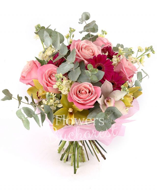 5 trandafiri roz, 7 matthiola crem, 4 gerbera cyclam, cymbidium alb, cymbidium verde, eucalypt, cuib