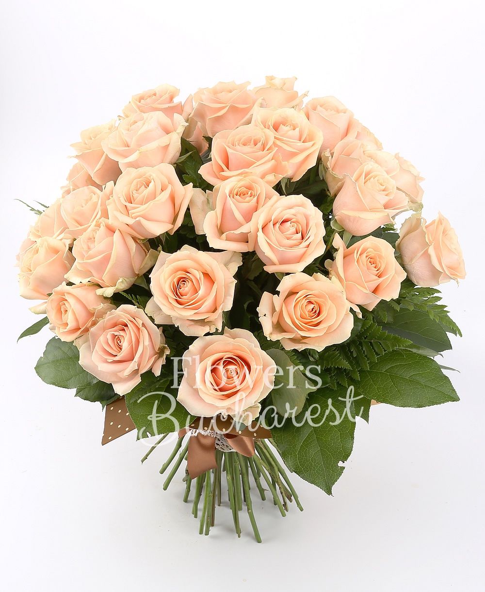 31 banana yellow roses, greenery