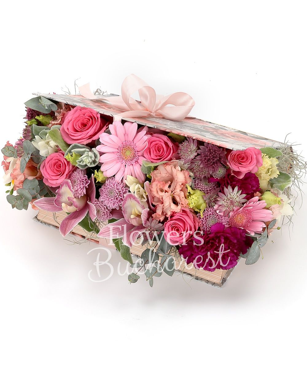 3 cappuccino roses, 2 pink gerbera, 5 white freesias, 3 cyclam carnations, 2 pink santini, 2 pink lisianthus, pink cymbidium, astranția, greenery