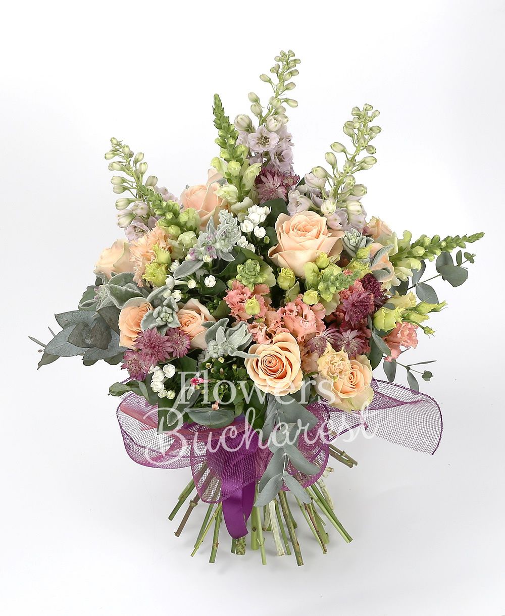 15 cream rose, 3 delphinium, 5 white antirrhinum, 5 pink lisianthus, 7 white bouvardia, 5 pink bouvardia, greens astranția, greenery