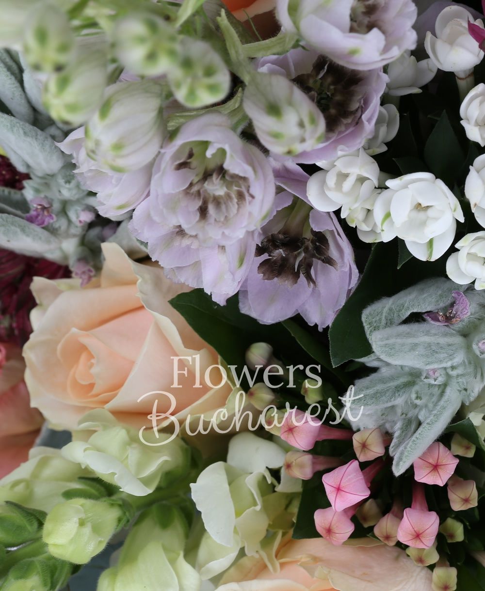 15 cream rose, 3 delphinium, 5 white antirrhinum, 5 pink lisianthus, 7 white bouvardia, 5 pink bouvardia, greens astranția, greenery