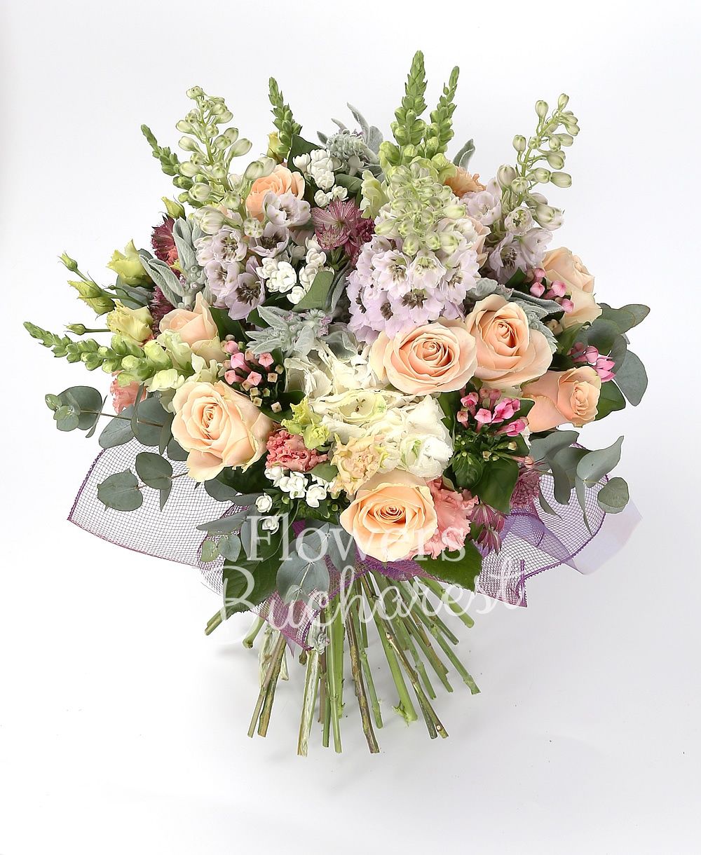 15 cream rose, 3 delphinium, 5 white antirrhinum, 5 pink lisianthus, 7 white bouvardia, 5 pink bouvardia, greens astranția, greenery