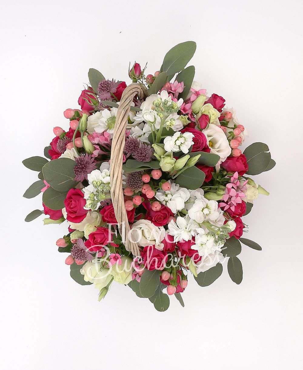 3 white mathiolla, 5 cyclam miniroses, 5 white lisianthus, 5 pink hypericum, 5 pink bouvardia, greenery