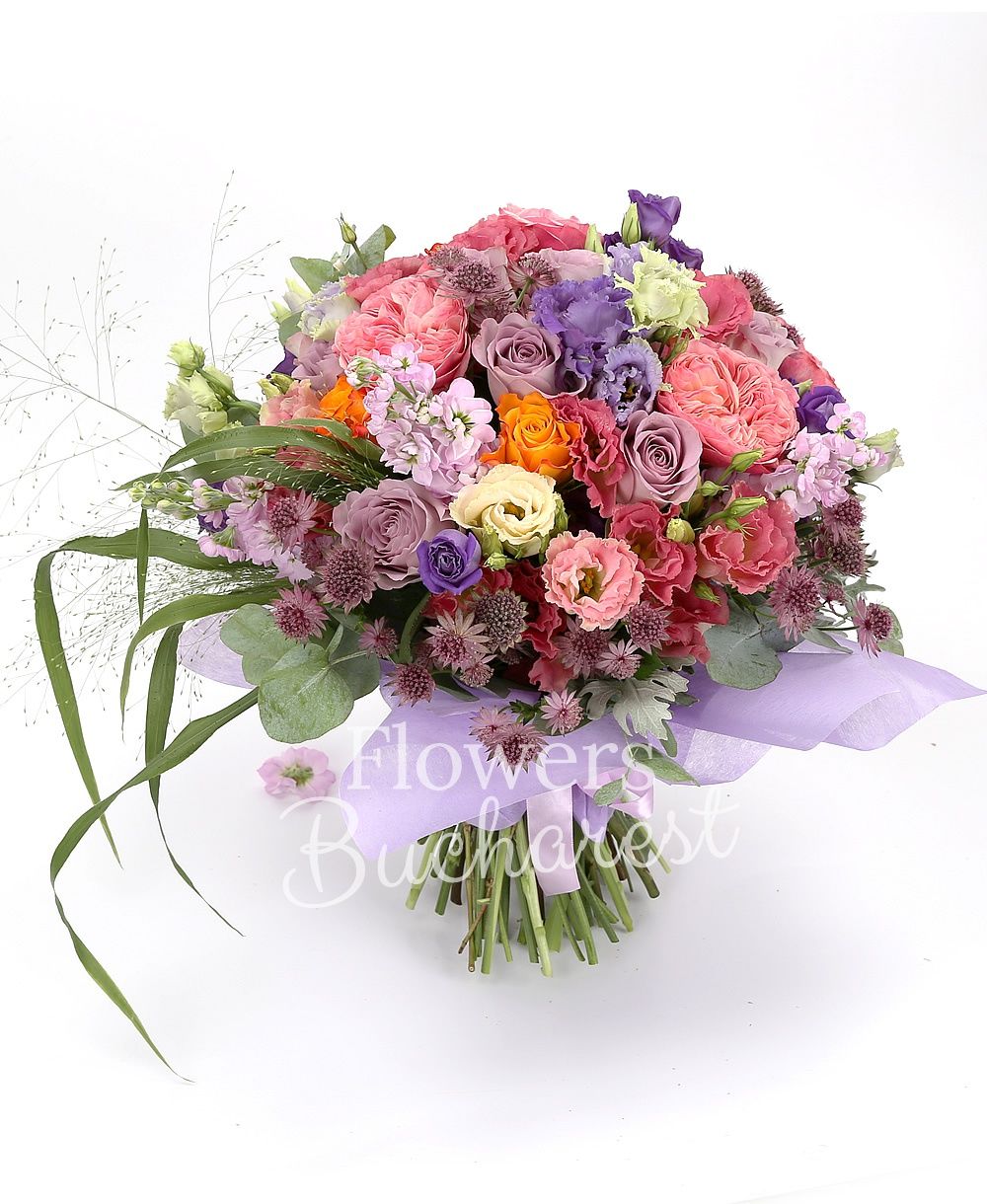 5 pink roses, 9 purple roses, 4 orange roses, 5 purple mathiolla, 5 purple lisianthus, 3 pink lisianthus, garnet astranția, greenery