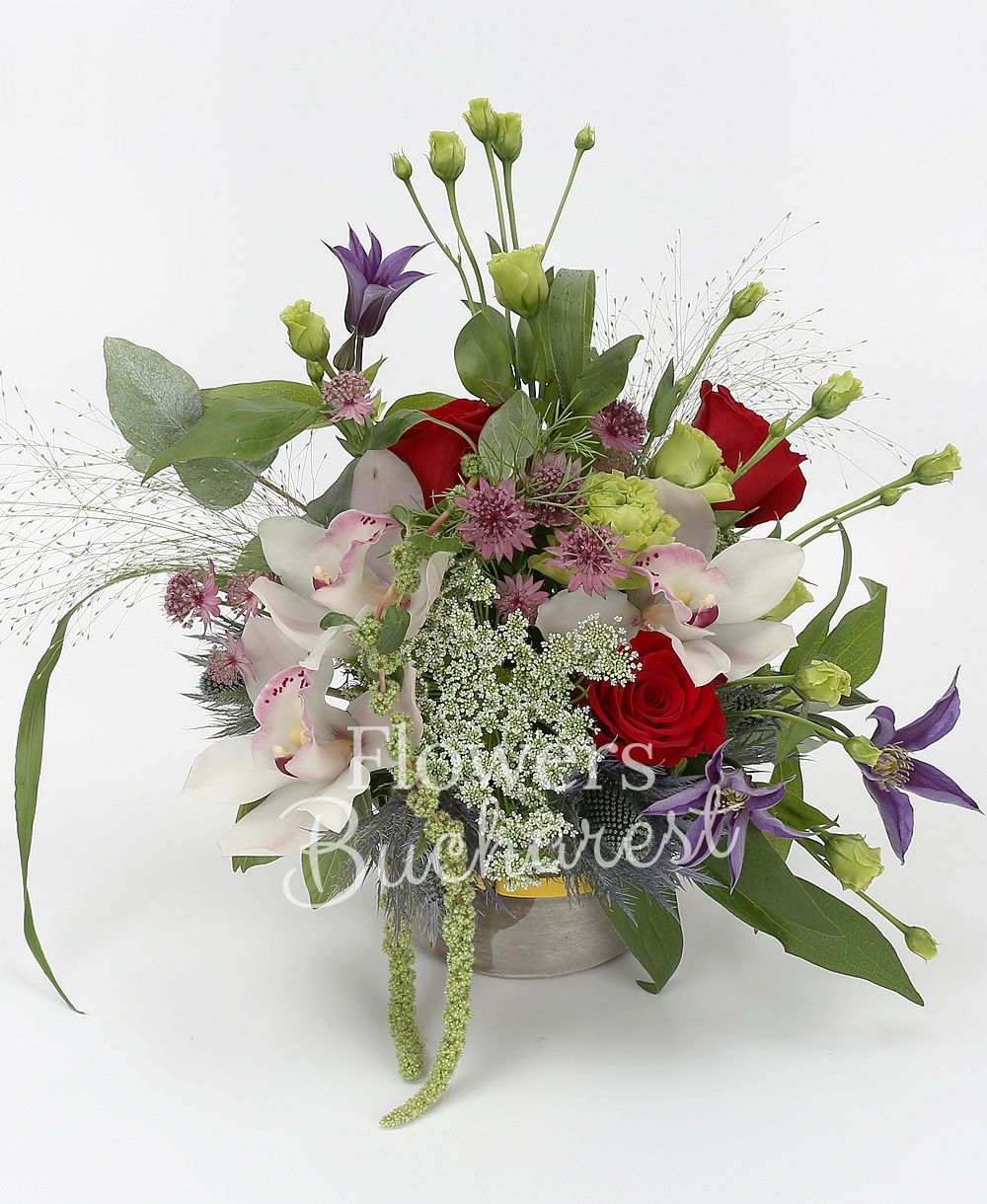 3 red roses, 3 green lisianthus, white cymbidium, 2 clematis, 1 eryngium, pink astranția, ammi, green amaranthus, greenery