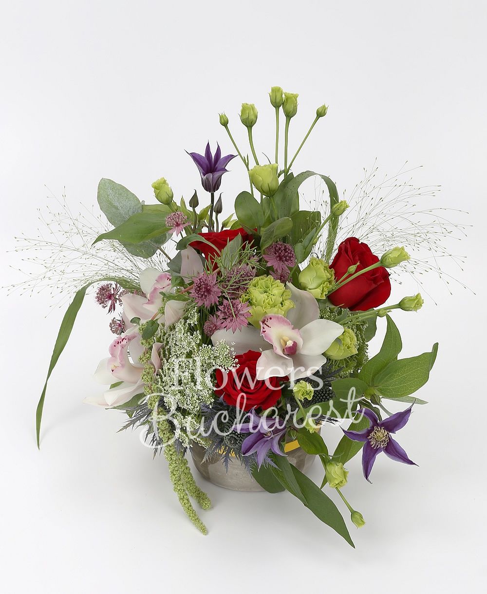 3 red roses, 3 green lisianthus, white cymbidium, 2 clematis, 1 eryngium, pink astranția, ammi, green amaranthus, greenery