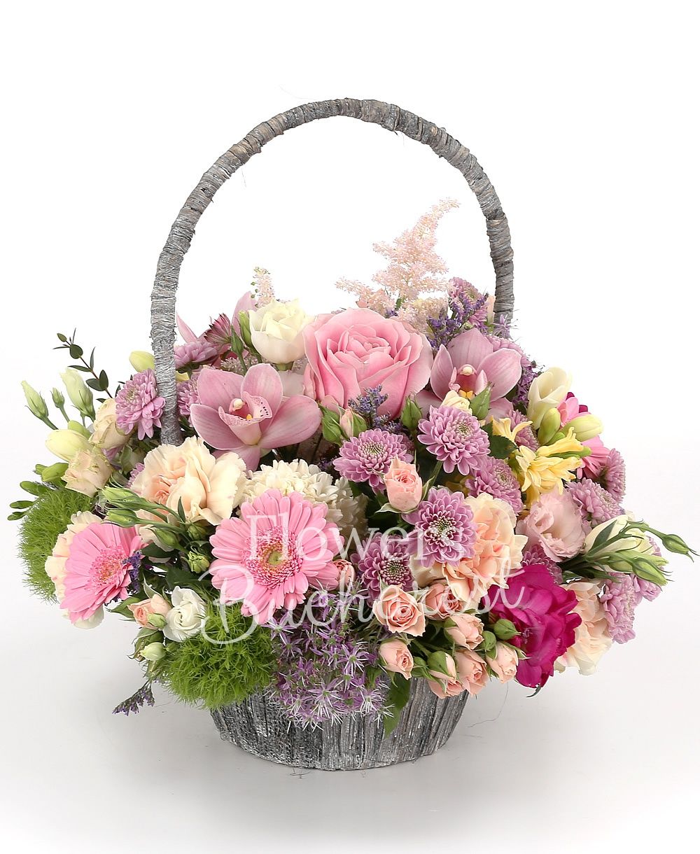 3 pink roses, 5 pink miniroses, 5 mauve chrysanthemums, 5 pink gerbera, 5 cream carnations, 3 pink lisianthus, 3 pink astilbe, 5 white freesias, 5 pink gerbera, 5 cyclam freesias, 5 green carnations, red astranția, 3 allium, statice