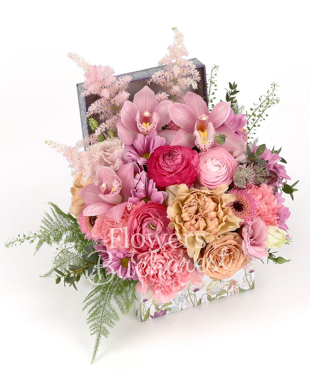 3 cappuccino roses, 3 pink carnations, 2 pink chrysanthemums, 1 pink lisianthus, pink cymbidium, 3 pink gerbera, 3 pink ranunculus, 3 astranția, 3 pink astilbe, 3 cream carnations, greenery