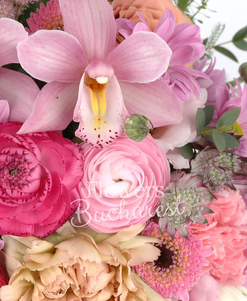 3 cappuccino roses, 3 pink carnations, 2 pink chrysanthemums, 1 pink lisianthus, pink cymbidium, 3 pink gerbera, 3 pink ranunculus, 3 astranția, 3 pink astilbe, 3 cream carnations, greenery