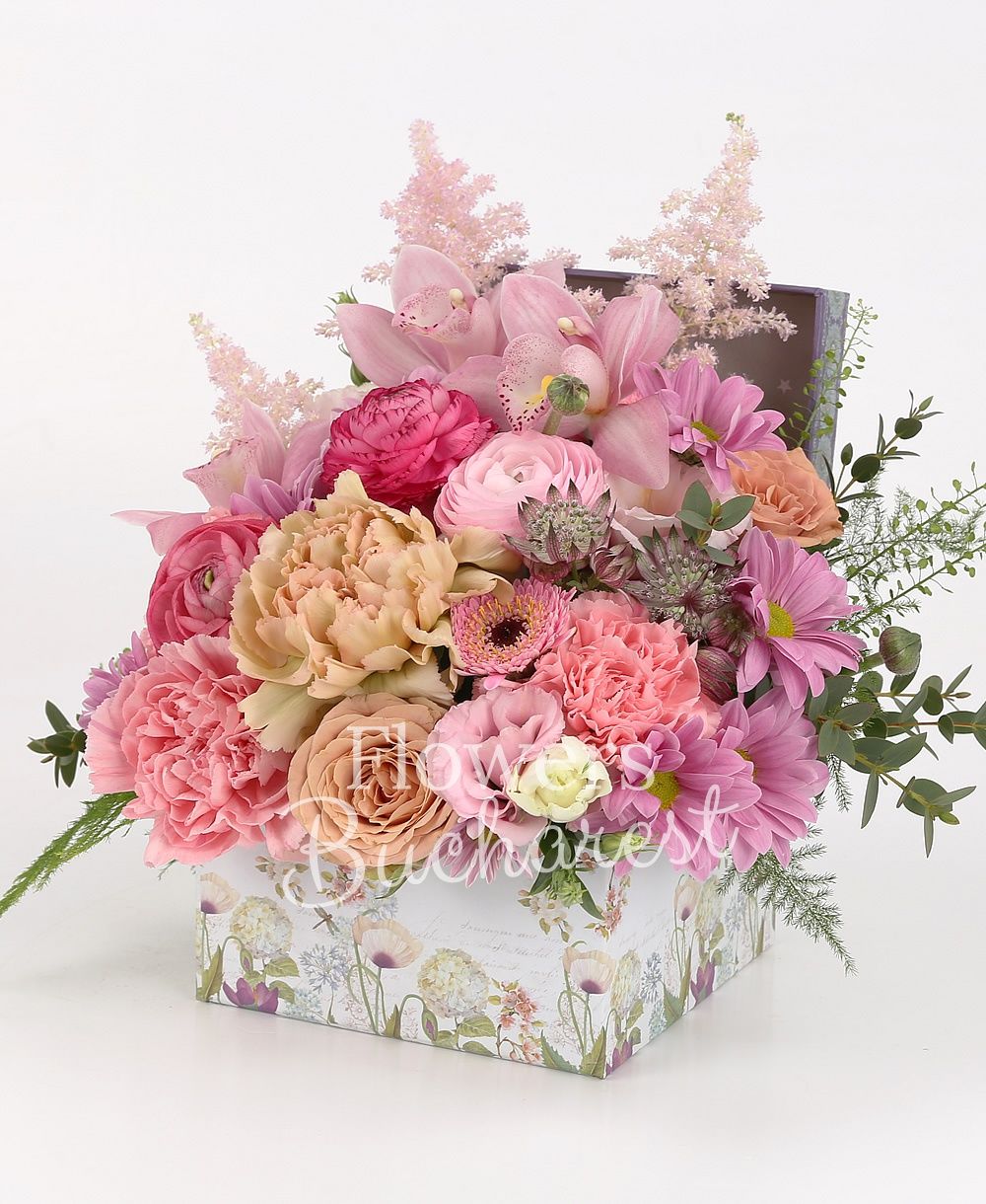 3 cappuccino roses, 3 pink carnations, 2 pink chrysanthemums, 1 pink lisianthus, pink cymbidium, 3 pink gerbera, 3 pink ranunculus, 3 astranția, 3 pink astilbe, 3 cream carnations, greenery