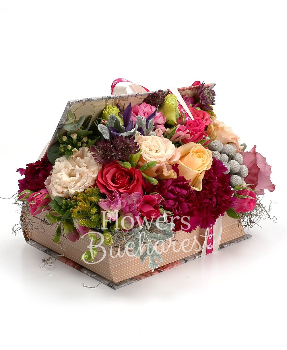 3 cyclam roses, 1 cyclam minirose, 2 cream roses, 3 cyclam freesias, 2 pink bouvardia, 3 garnet carnations, 1 pink lisianthus, 1 red astranția, 3 brunia, 2 clematis, greenery