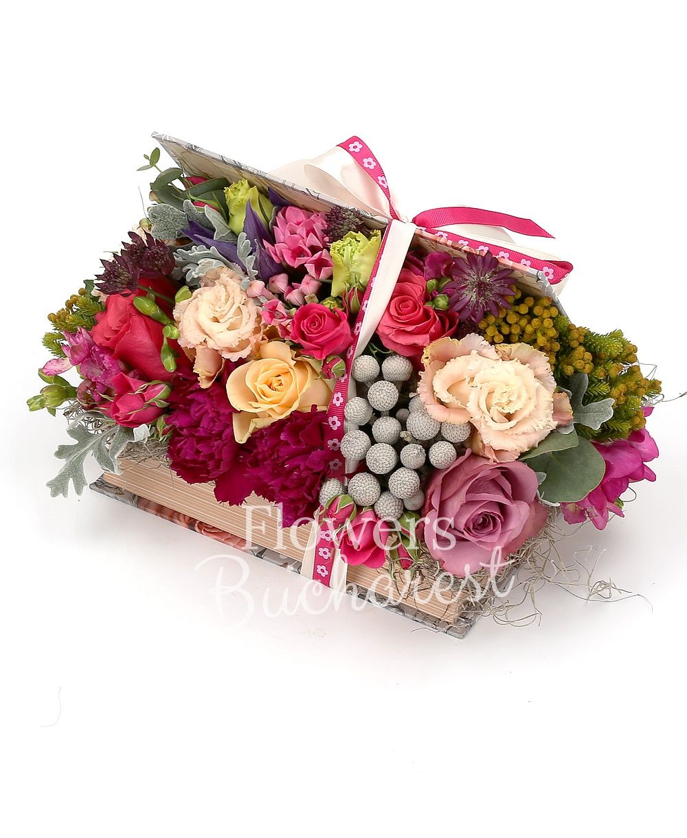 3 cyclam roses, 1 cyclam minirose, 2 cream roses, 3 cyclam freesias, 2 pink bouvardia, 3 garnet carnations, 1 pink lisianthus, 1 red astranția, 3 brunia, 2 clematis, greenery