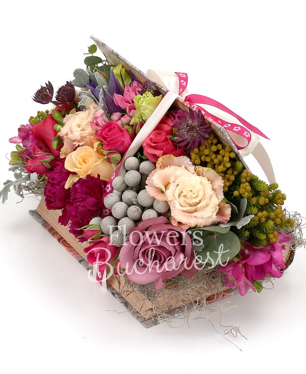 3 cyclam roses, 1 cyclam minirose, 2 cream roses, 3 cyclam freesias, 2 pink bouvardia, 3 garnet carnations, 1 pink lisianthus, 1 red astranția, 3 brunia, 2 clematis, greenery