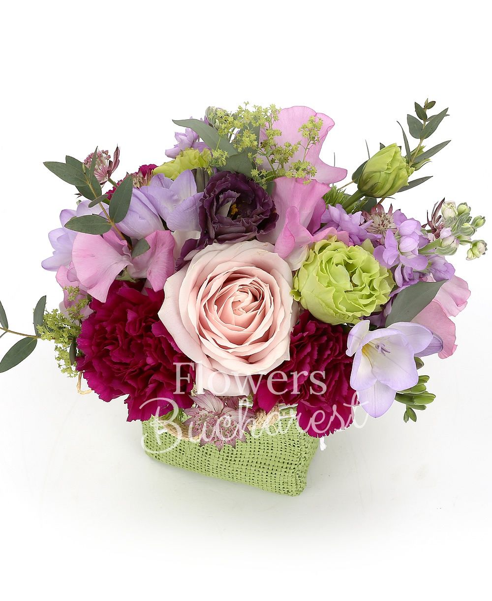 2 pink roses, green lisianthus, 5 mauve freesias, 2 lila matthiola, 3 garnet carnations, 5 lathyrus, 2 red astilbe