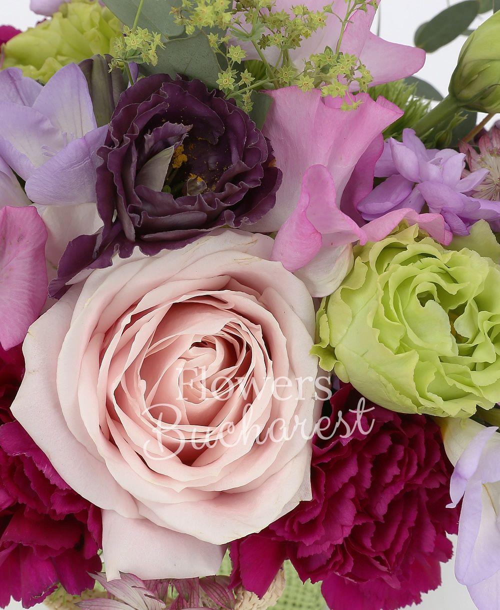 2 pink roses, green lisianthus, 5 mauve freesias, 2 lila matthiola, 3 garnet carnations, 5 lathyrus, 2 red astilbe