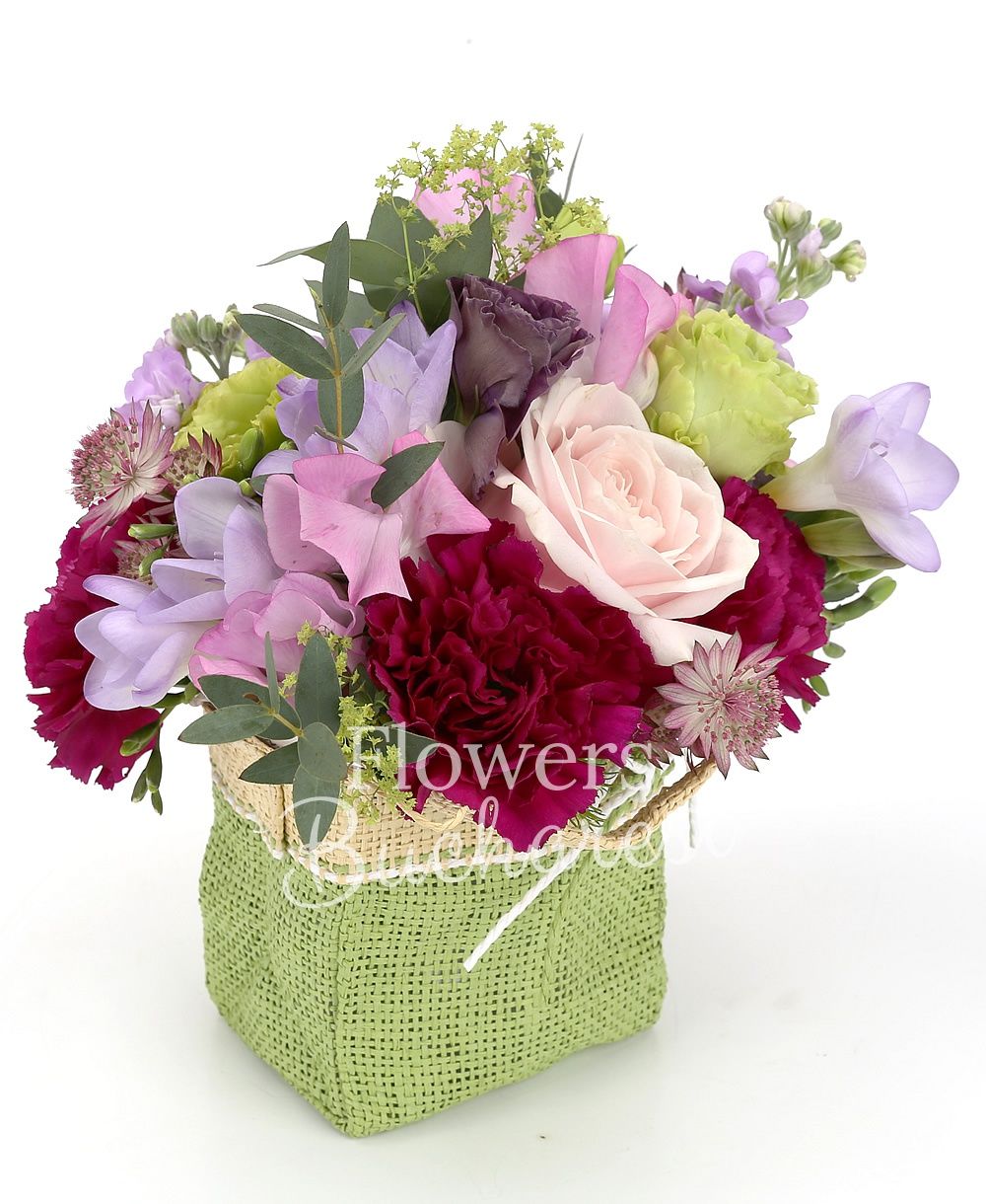 2 pink roses, green lisianthus, 5 mauve freesias, 2 lila matthiola, 3 garnet carnations, 5 lathyrus, 2 red astilbe