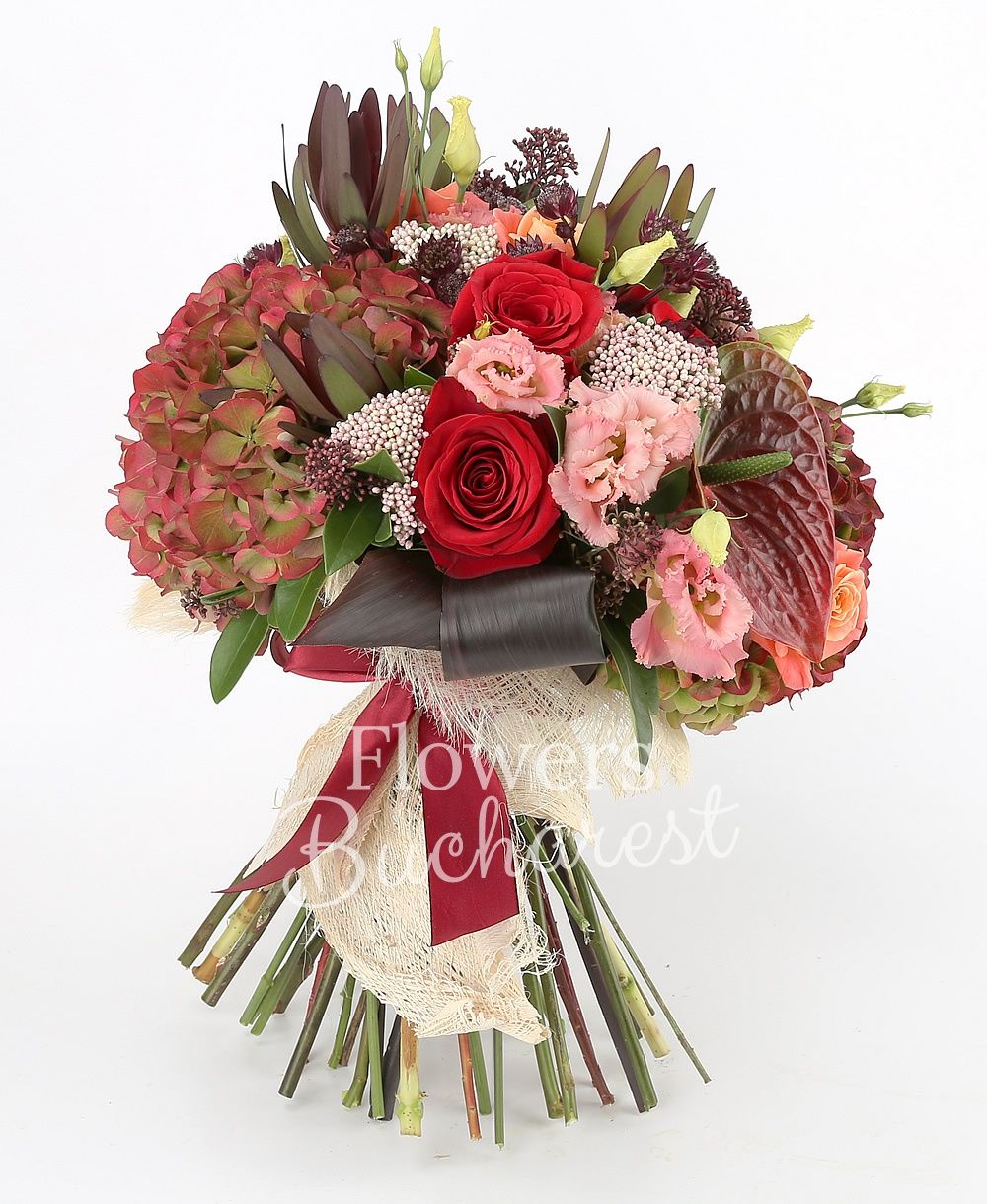 4 hydrangeas, 9 red roses, 5 banana colour roses, 5 rice flower, 5 leucadendron, 5 cream lisianthus, 10 brunia, 10 astranția, 1 garnet anthurium, 5 black tide