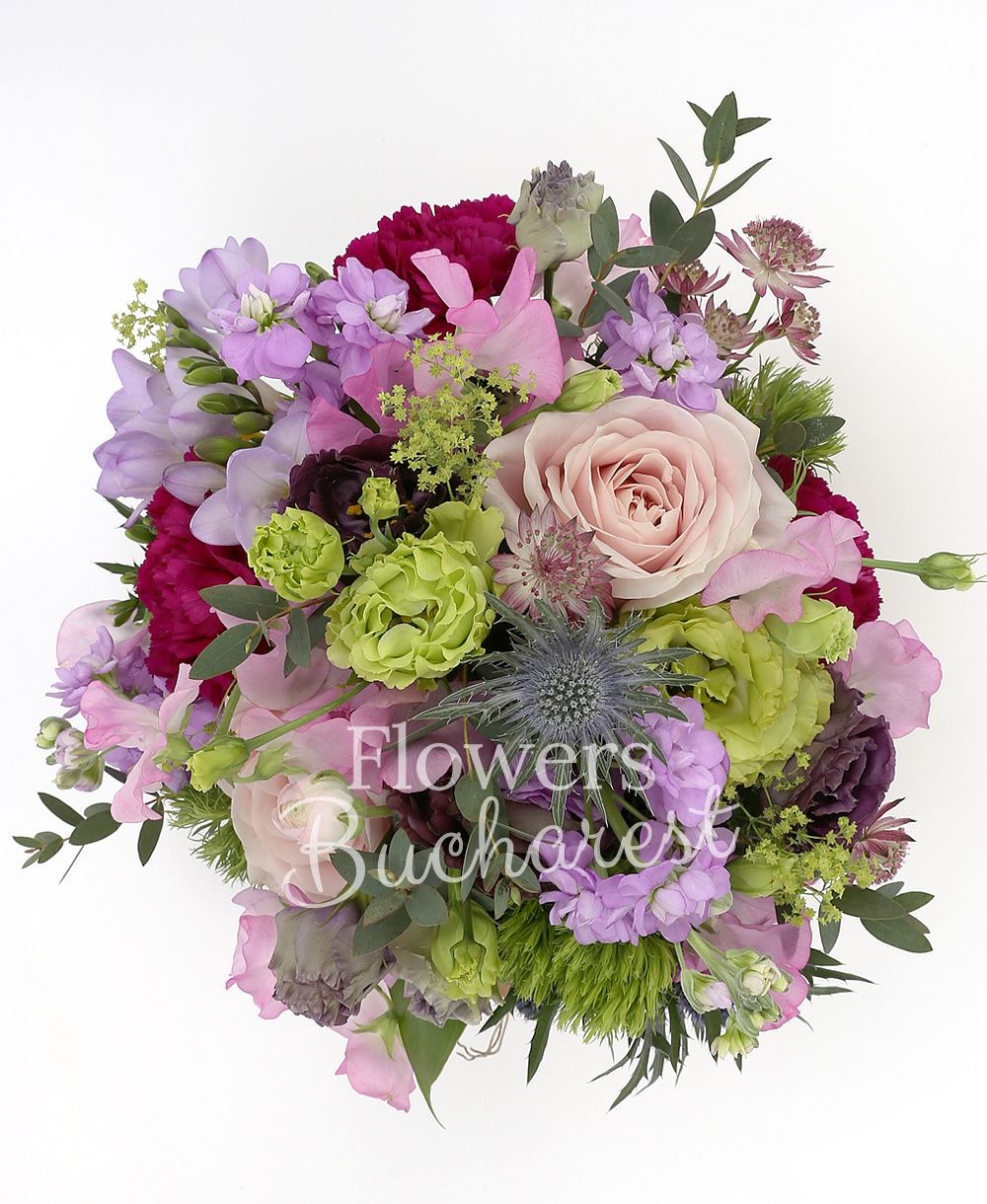 3 green lisianthus, 5 mauve matthiola, 3 pink roses, 3 green dianthus, 2 eryngium, 5 astranția, 5 cyclam carnations, 3 pink lisianthus, greenery