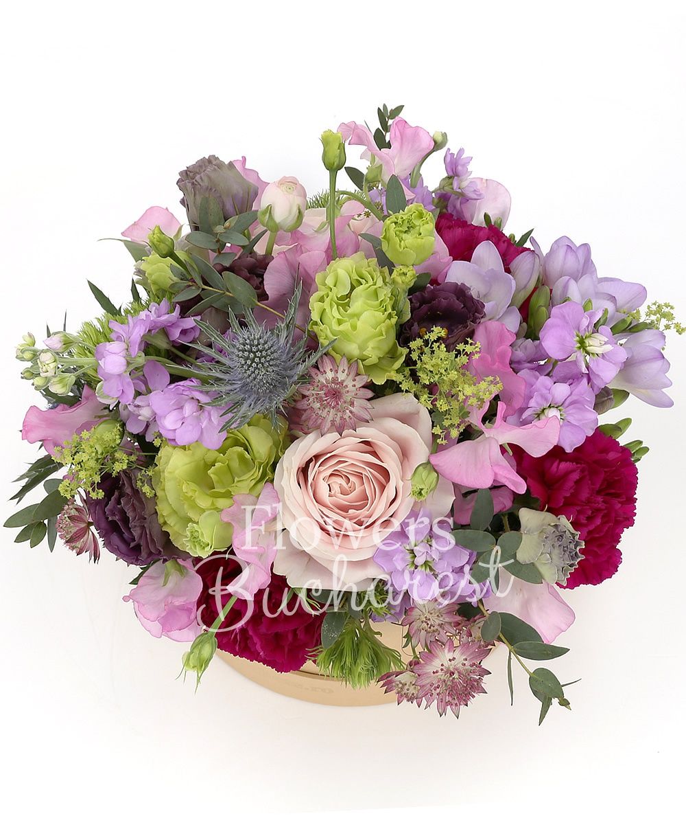 3 green lisianthus, 5 mauve matthiola, 3 pink roses, 3 green dianthus, 2 eryngium, 5 astranția, 5 cyclam carnations, 3 pink lisianthus, greenery