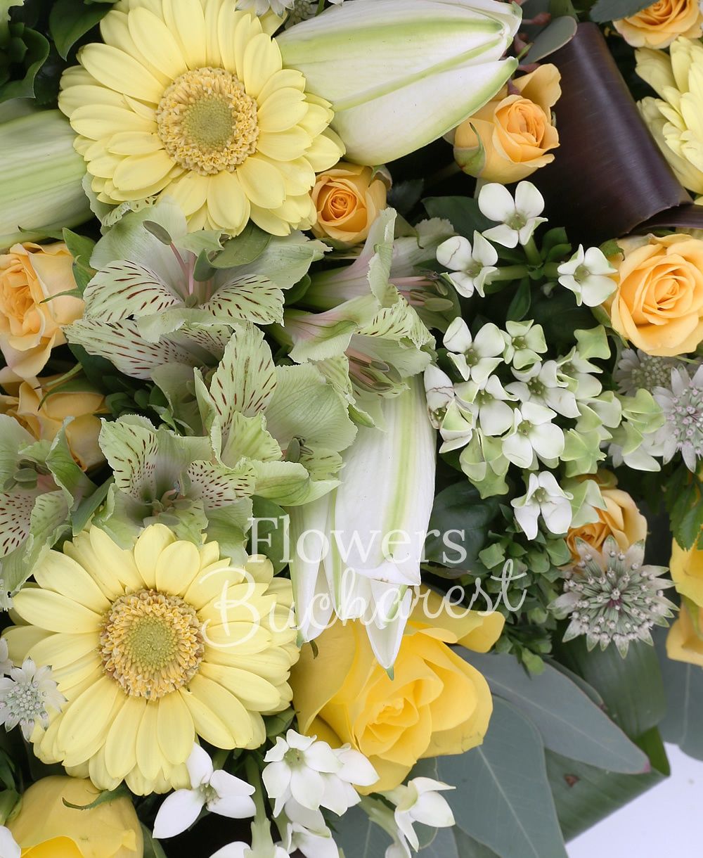 10 white bouvardia, 5 lilies, 10 yellow roses, 10 yellow miniroses, 5 white astranția, 10 yellow gerbera, 5 yellow alstroemeria, greenery
