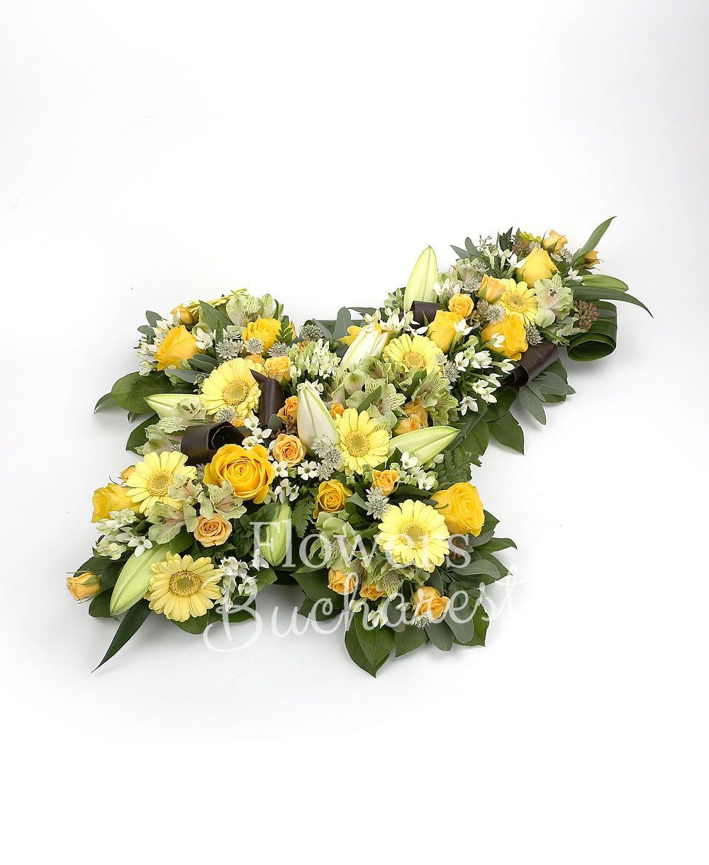 10 white bouvardia, 5 lilies, 10 yellow roses, 10 yellow miniroses, 5 white astranția, 10 yellow gerbera, 5 yellow alstroemeria, greenery