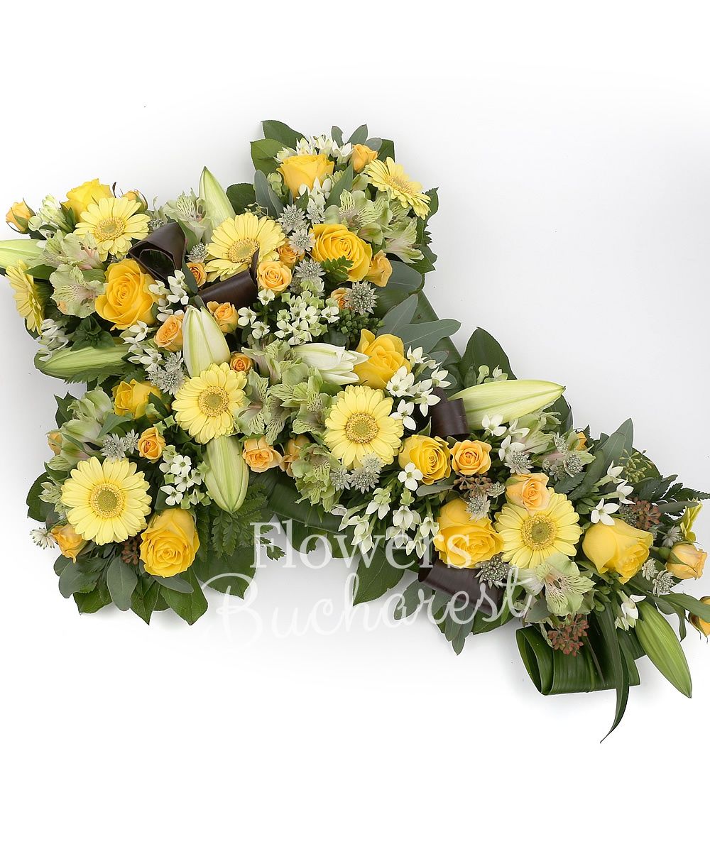 10 white bouvardia, 5 lilies, 10 yellow roses, 10 yellow miniroses, 5 white astranția, 10 yellow gerbera, 5 yellow alstroemeria, greenery