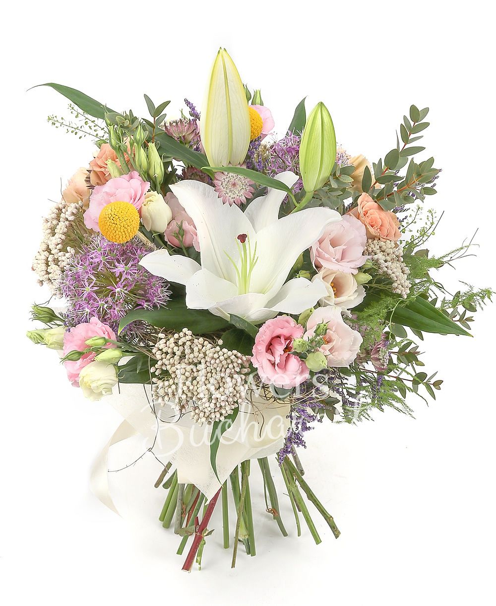 1 white lily, 3 cappuccino roses, 2 alum, 5 pink lisianthus, 3 craspedia, 3 rice flower, 3 cappuccino carnations, garnet astranția, limonium, greenery