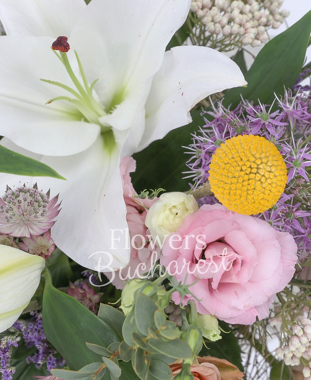 1 white lily, 3 cappuccino roses, 2 alum, 5 pink lisianthus, 3 craspedia, 3 rice flower, 3 cappuccino carnations, garnet astranția, limonium, greenery