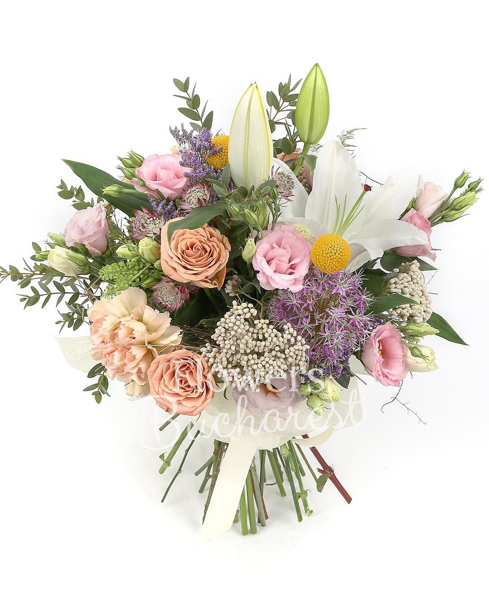 1 white lily, 3 cappuccino roses, 2 alum, 5 pink lisianthus, 3 craspedia, 3 rice flower, 3 cappuccino carnations, garnet astranția, limonium, greenery