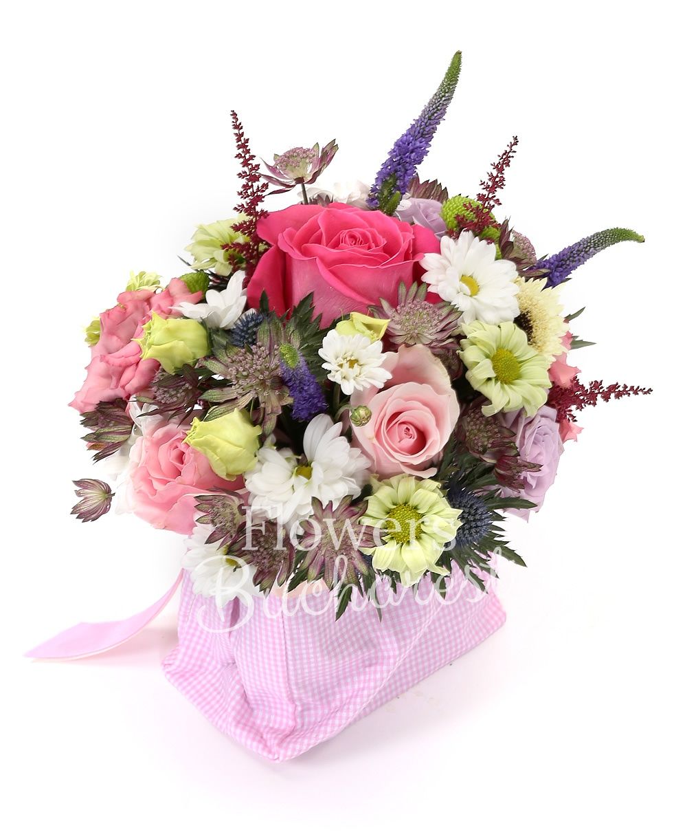 1 cyclam rose, 1 pink rose, 2 mauve roses, 3 mauve veronica, 2 green chrysanthemums, 1 green santini, 1 white chrysanthemum, 2 pink lisianthus, 3 garnet astilbe, 2 garnet astranția, greenery