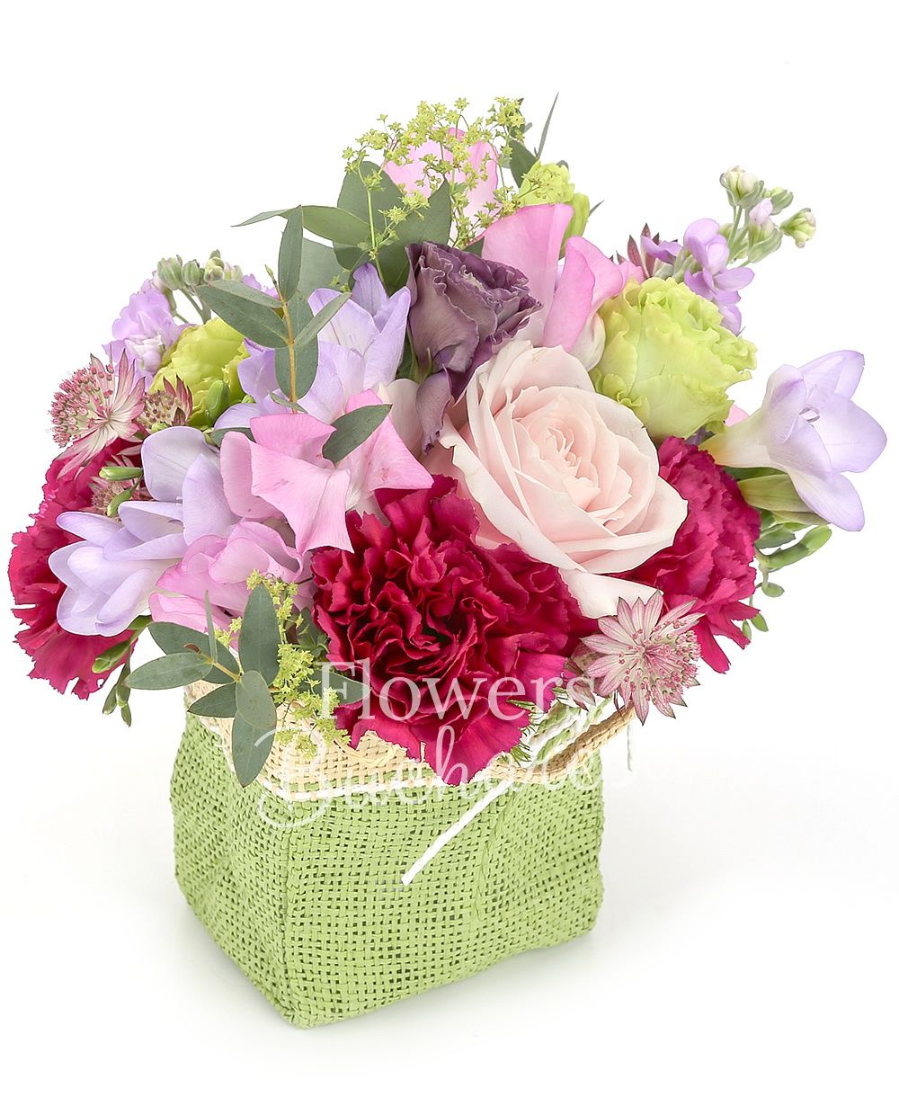 2 matthiola, 5 mauve freesias, astranția, 2 pink roses, 2 green lisianthus, 3 cyclam carnations, greenery