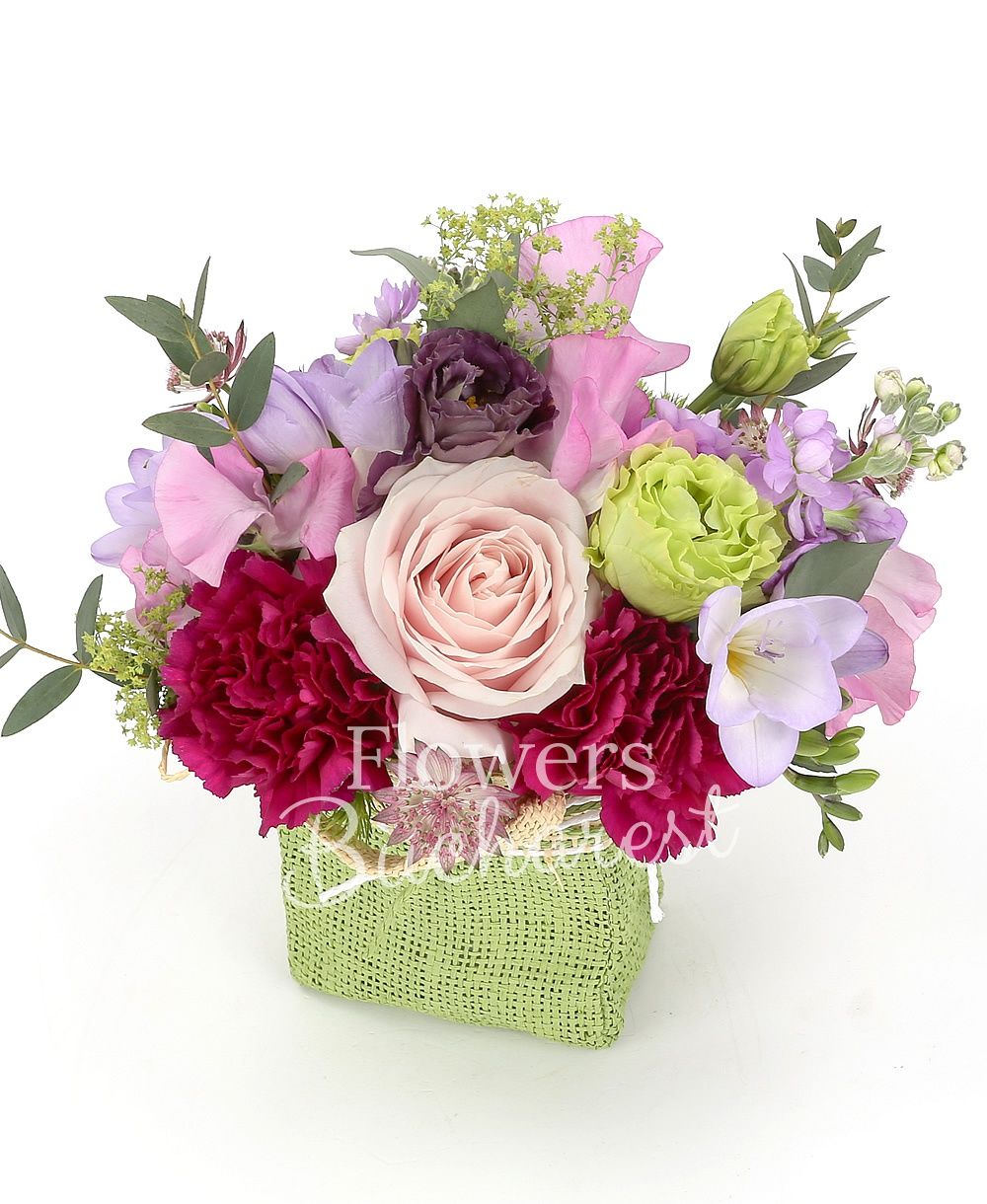 2 matthiola, 5 mauve freesias, astranția, 2 pink roses, 2 green lisianthus, 3 cyclam carnations, greenery