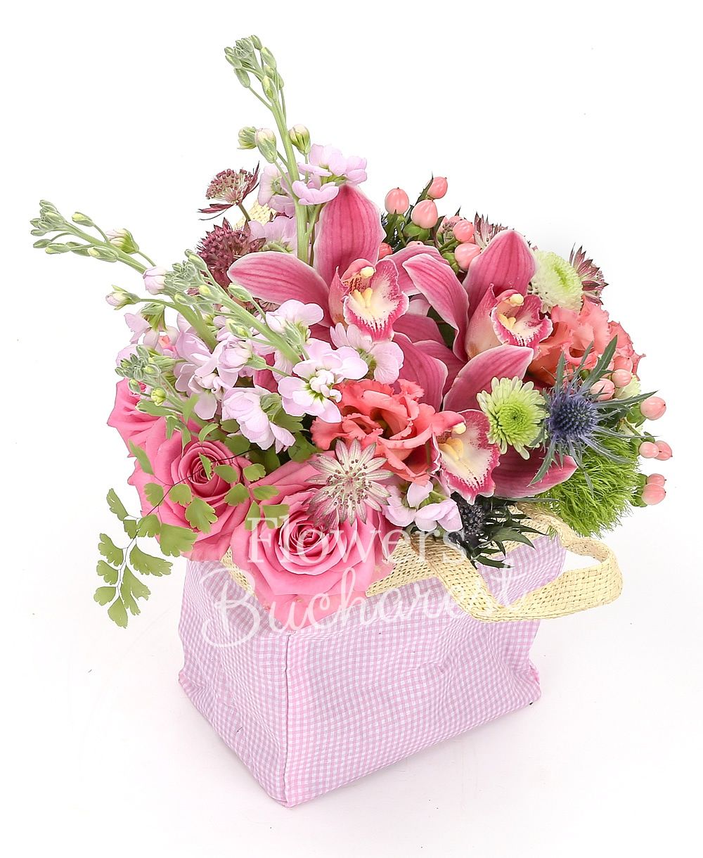 3 pink roses, 2 mauve roses, 1 eryngium, 1 white santini, 3 mauve matthiola, pink cymbidium, 3 pink hypericum, 2 pink astilbe, 3 pink lisianthus, 2 green carnations