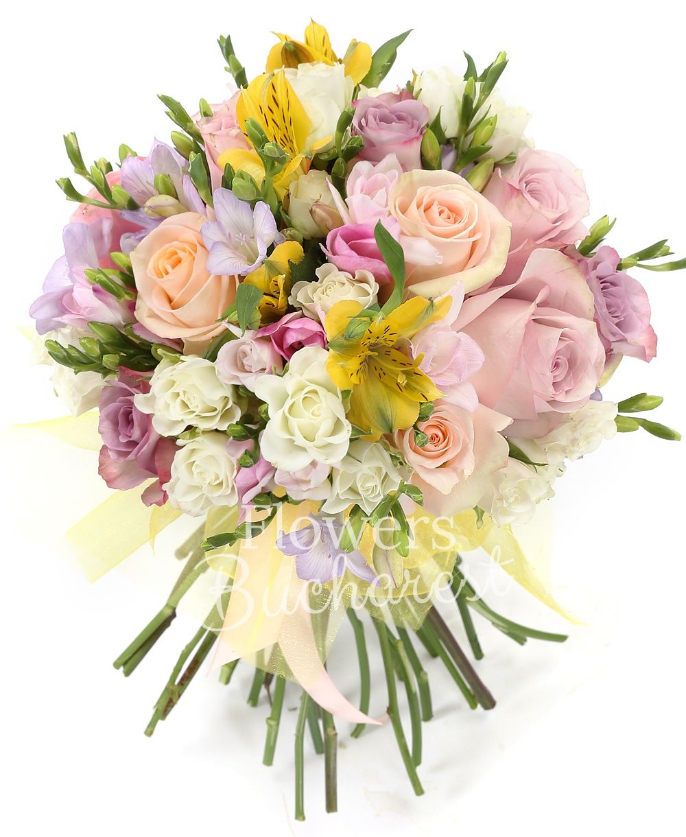 10 purple freesias, 2 yellow astranția, 5 white miniroses, 3 cream roses, 5 purple roses, 3 pink roses