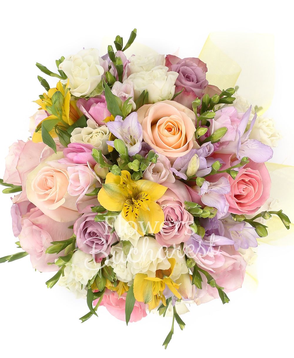 10 purple freesias, 2 yellow astranția, 5 white miniroses, 3 cream roses, 5 purple roses, 3 pink roses