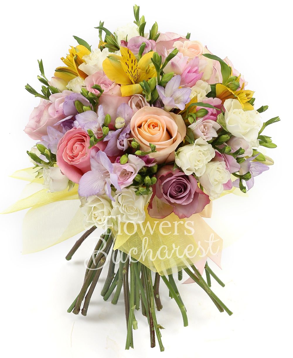 10 purple freesias, 2 yellow astranția, 5 white miniroses, 3 cream roses, 5 purple roses, 3 pink roses