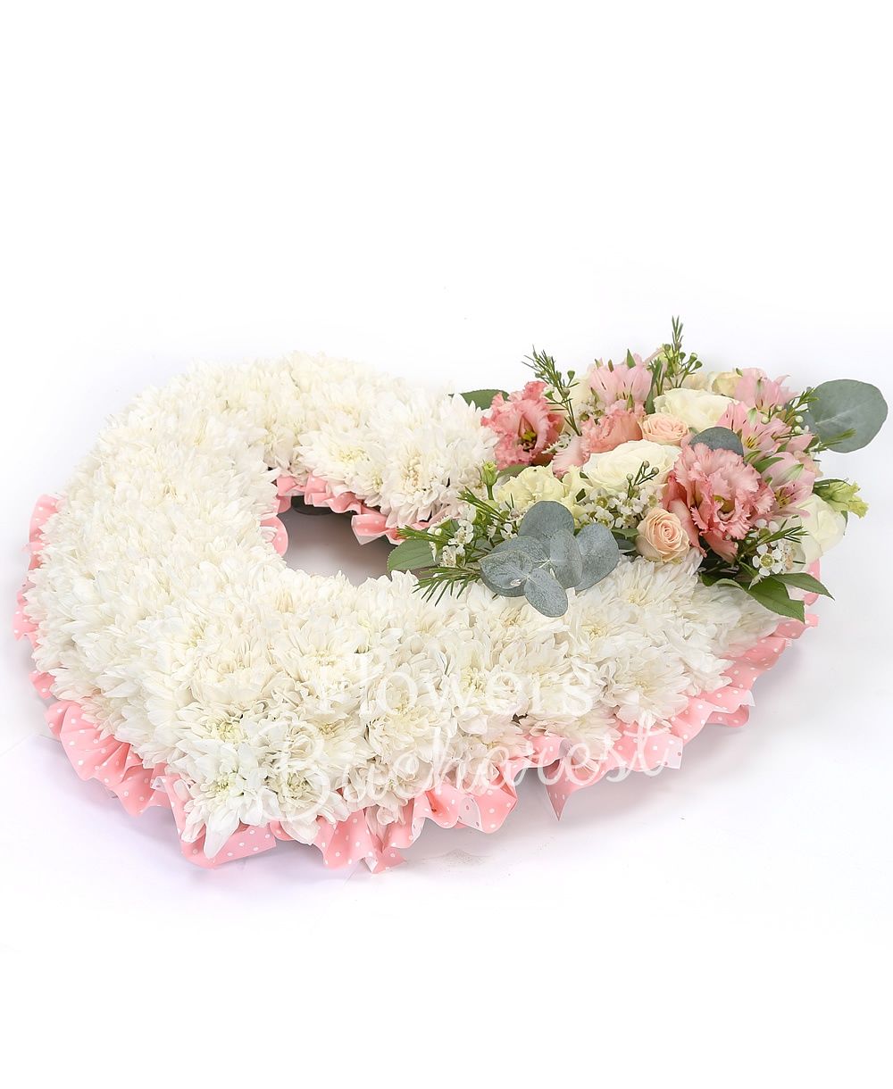 30 white chrysanthemums, 4 white roses, 2 pink alstroemerias, 2 pink miniroses, 3 pink lisianthus, greenery