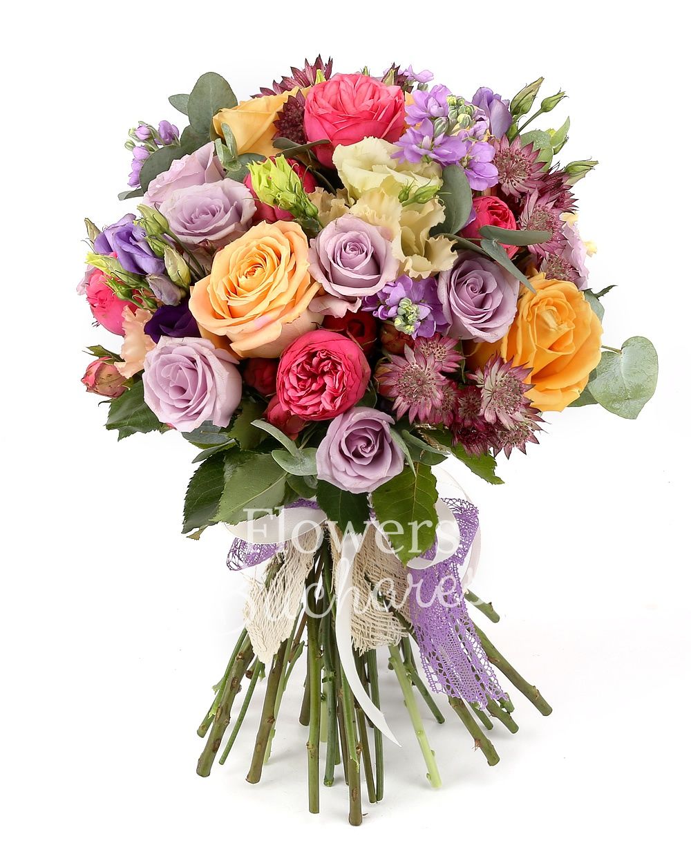 7 piano roses, 7 mauve roses, 5 banana colour roses, 5 mauve matthiola, 3 pink lisianthus, 3 mauve lisianthus, garnet astranția, greenery