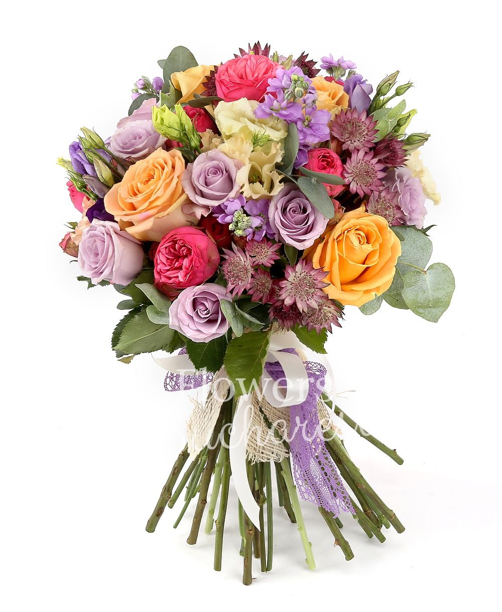 7 piano roses, 7 mauve roses, 5 banana colour roses, 5 mauve matthiola, 3 pink lisianthus, 3 mauve lisianthus, garnet astranția, greenery