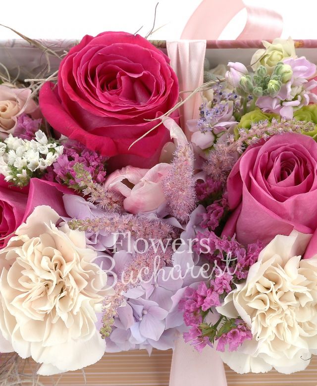 2 trandafiri cyclam, 4 garoafe crem, 2 garoafe cyclam, 2 alstroemeria roz, 2 lisianthus roz, 2 brunia, 2 mathiolla roz, astilbe roz, floare de orez, limonium roz, carte