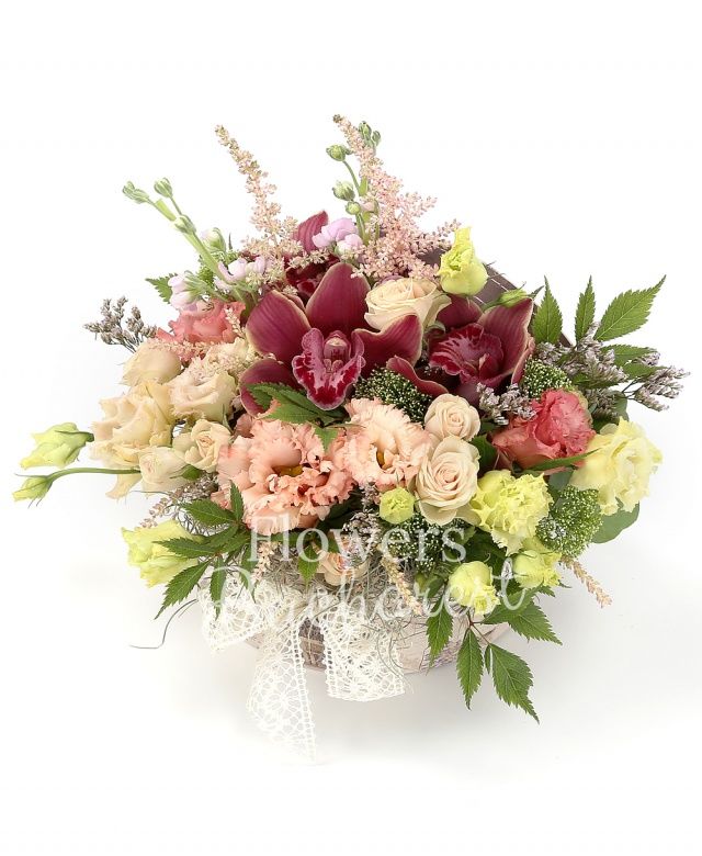 2 lisianthus roz, 2 lisianthus verde, 2 miniroze crem, 2 mathiolla mov, cymbidium grena, 2 astilbe roz, tillandsia, cutie