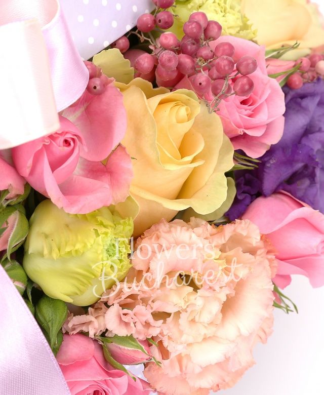 3 trandafiri crem, 2 lisianthus roz, 1 lisianthus mov, 2 miniroze roz, boabe de piper, cutie