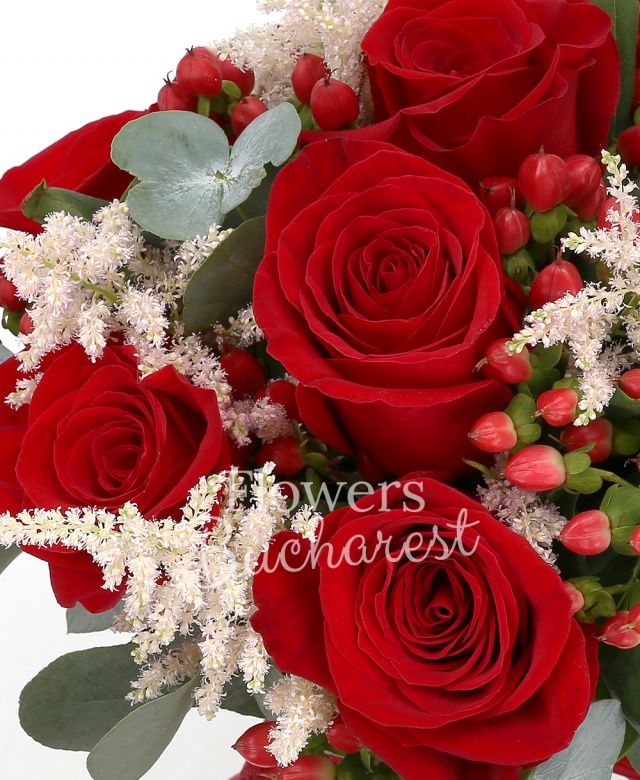 9 trandafiri rosii, 5 astilbe roz, 5 hypericum roșu, eucalypt
