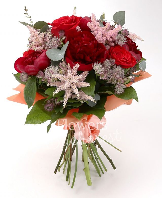 4 bujori grena, 6 trandafiri rosii, 4 astilbe roz, 8 astranția roșie, salal, eucalypt