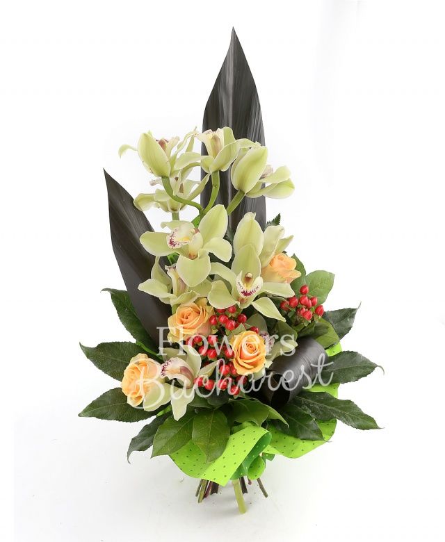 4 trandafiri crem, cymbidium verde, 2 hypericum roșu, black tide, aspidistra, salal, aralia