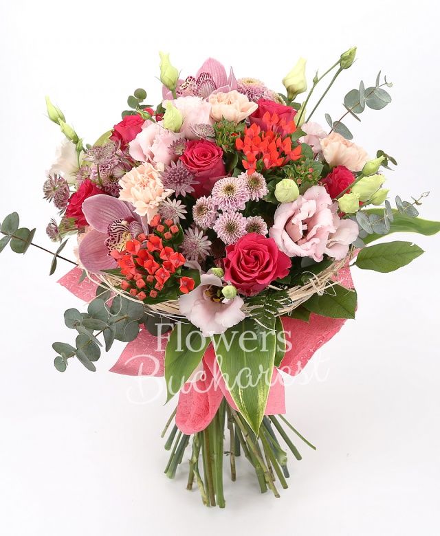 4 trandafiri cyclam, 4 santini roz, 4 bouvardia roșie, 4 lisianthus roz, 4 garoafe roz, cymbidium grena, 2 anthurium verde, eucalypt, astranția, aspidistra, cuib
