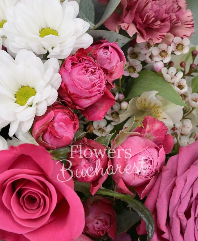 3 trandafiri cyclam, 1 trandafir roz, 1 crizantemă alba, 2 garoafe grena, 3 matthiola mov, 1 miniroza cyclam, 1 alstroemeria alba, eucalypt, ferigă, waxflower