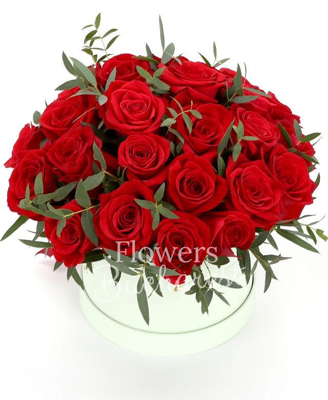 39 trandafiri rosii, eucalypt, cutie rotundă