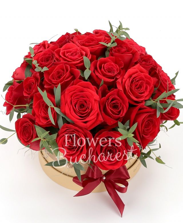 33 trandafiri rosii, eucalypt, cutie rotundă